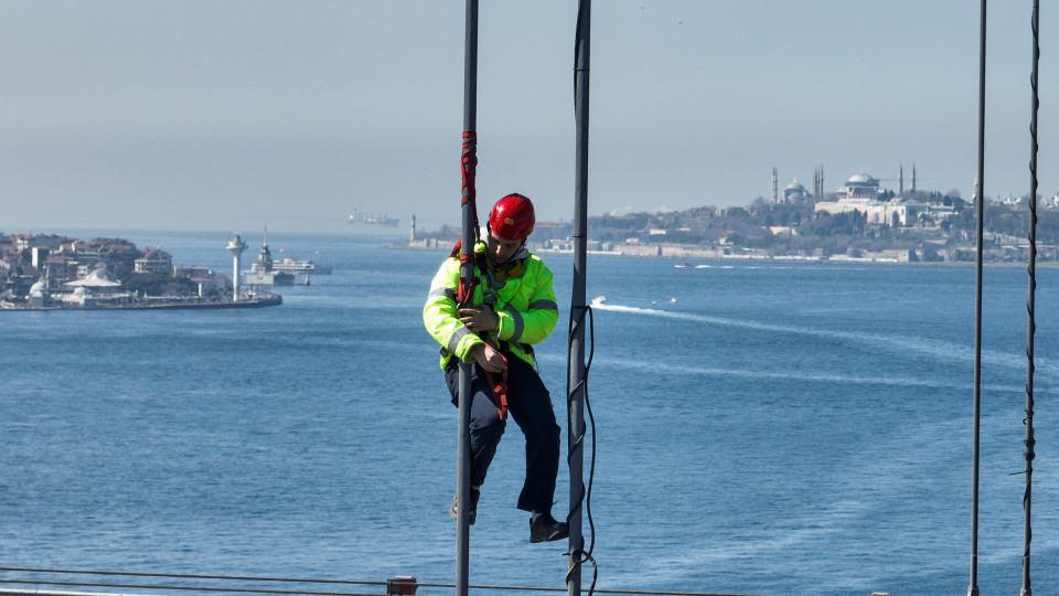 <p>15 Temmuz Şehitler Köprüsü özel günlerde farklı renkle ışıklandırıyor. Sorun olan kısımlar değiştirilerek köprünün aydınlatma sistemi ise çalışmaya devam ediyor.</p>