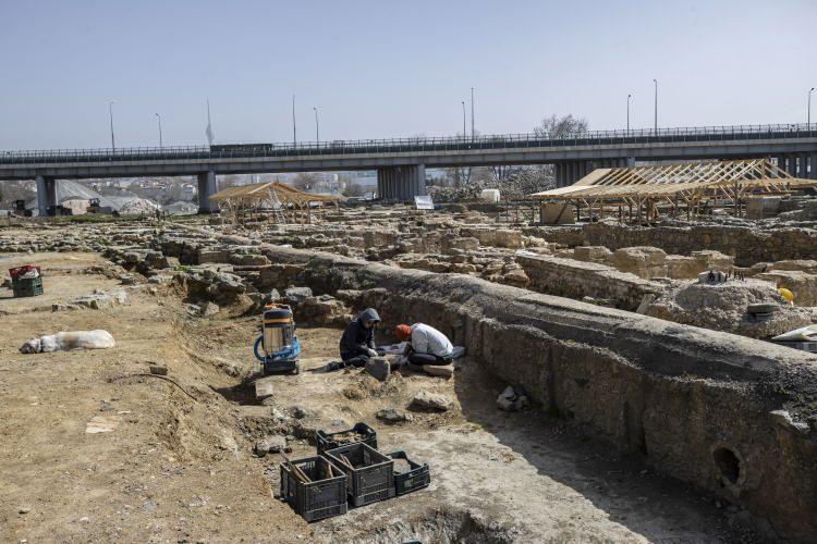<p>Kadıköy'ün tarihine ışık tutan ve dört yıldır devam eden Haydarpaşa kazılarında, Helenistik döneme (MÖ 330-MÖ 30) ait kiremit mezar bulundu.</p>
