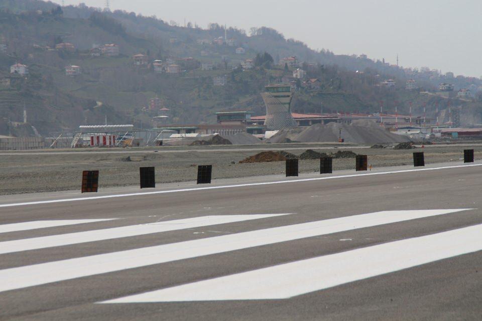 <p><strong>DENEME UÇUŞUNA HAZIR</strong></p>
<p>Deniz dolgusunun ardından yöre mimarili terminal binaları ile çay bardağı şeklindeki kontrol kulesi ve çay yaprağı giriş takı da tamamlandı. </p>