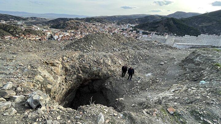 <p>10 metre derinliğindeki, içinde taş duvar gibi kalıntıları olan tarihi yapının sarnıç olduğu öğrenildi.</p>

<p> </p>
