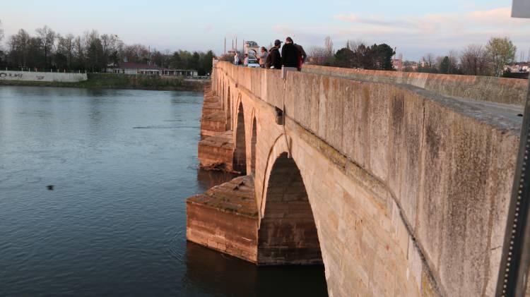 <p>Edirne ve Bulgaristan'da son haftalarda yağışların az olması Kaynağını Bulgaristan'dan alan Edirne'den de geçerek Saros Körfezine dökülen Tunca Nehri'nin debisinde düşüşe neden oldu.</p>

