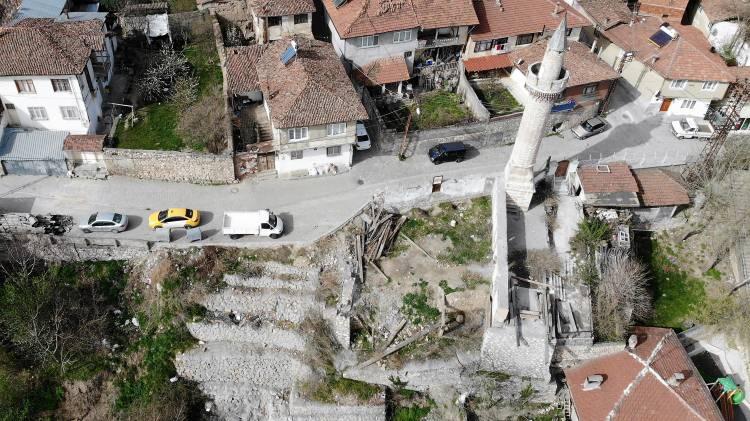 <div>Akdeğirmen Mahallesi Hoca Ahmet Sokak'ta bulunan 6 asırlık Horuç Camii bir inşaatın temel kazı çalışması nedeni ile yıkılma tehlikesi nedeni ile 2015 yılında ibadete kapatıldı. Zemindeki kaymanın durdurulamaması nedeni ile ağır hasar gören caminin 2019 yılında yıkılmasına karar verildi. </div>
