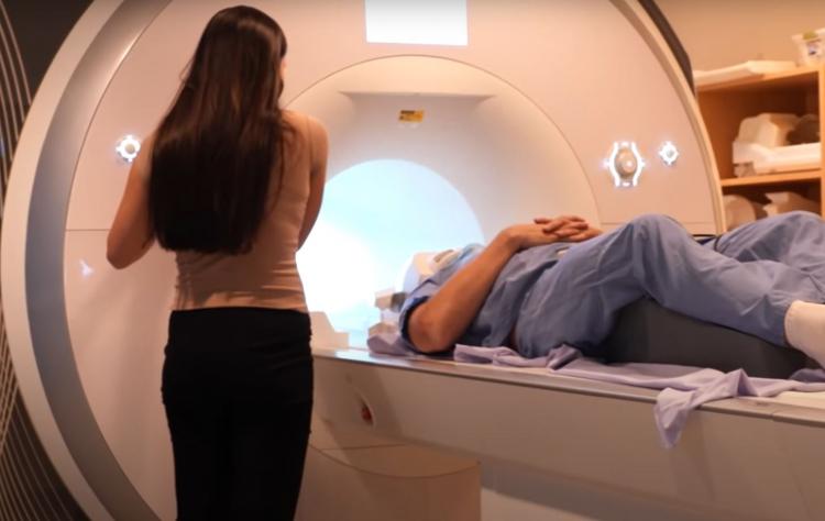 <p>37 dil bilen halı yıkamacısı bilim araştırması konusu oldu! Beynini incelediler</p>
