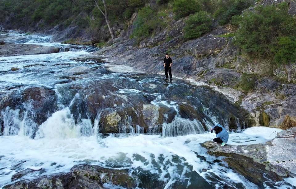 <p>Kocaeli’nin Gebze ilçesinde bulunan Ballıkayalar Tabiat Parkı, yeşil ve mavi rengin oluşturduğu doğal güzelliğiyle kendisine hayran bırakıyor. İstanbul’a yakın olması sebebiyle günün stresi ve yorgunluğunu atmak isteyen vatandaşlar, ailesi ve arkadaşlarıyla birlikte Kocaeli’den ve çevre illerden buraya akın ediyor. Ballıkayalar Tabiat Parkı, zorlu parkurlarıyla kaya tırmanışı yapmak isteyen adrenalin tutkunlarının da dikkatini çekiyor. İftar saatini serin bir yerde beklemek isteyen vatandaşlar da soluğu yine Ballıkayalar Tabiat Parkı’nda alıyor.<br />
 </p>
