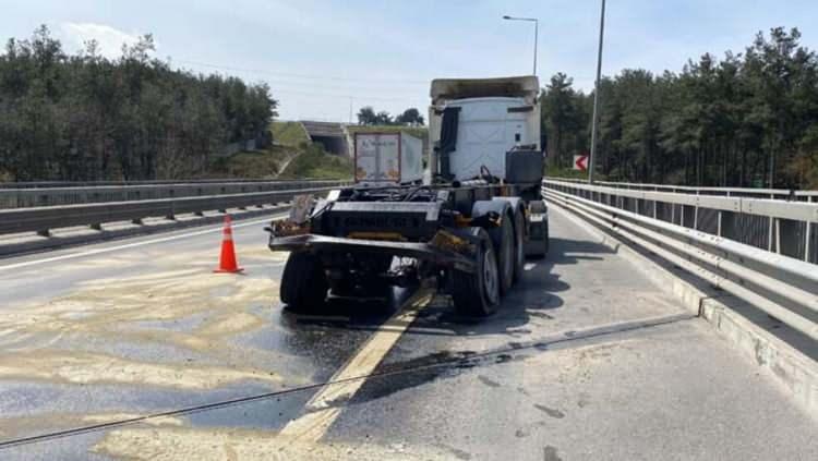 <p>Kısa sürede olay yerine gelen ekipler asılı kalan dorseyi vinç yardımıyla bulunduğu yerden kurtardı.</p>

<p> </p>

<p>Kaza sebebiyle bağlantı yolunda tek şerit trafiğe kapatıldı. Sürücünün sağlık durumunun iyi olduğu öğrenildi. Öte yandan, kazayla ilgili inceleme başlatıldı.  </p>

<p> </p>
