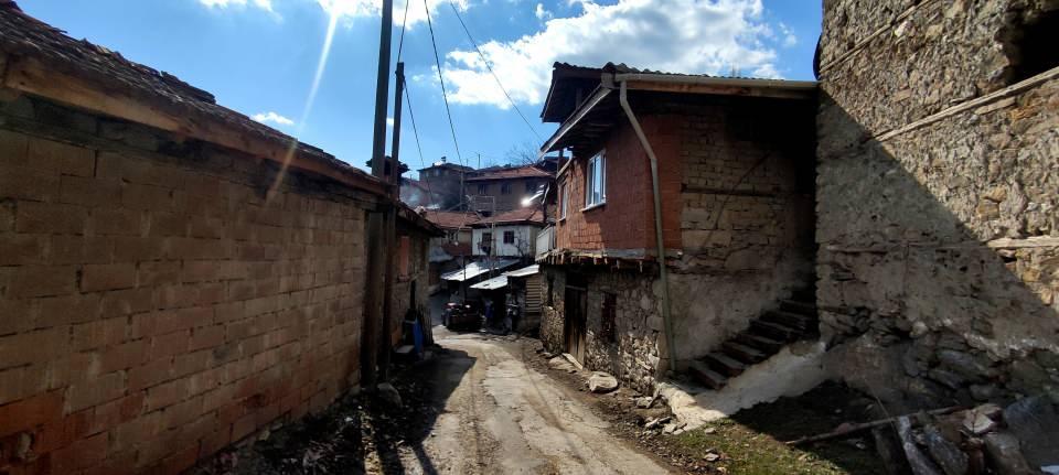 <p>Keles ilçesinin Dedeler köyü sâkinleri tam 600 yıldır Ramazan ayında ve başka günlerde davul çalmıyor. </p>
