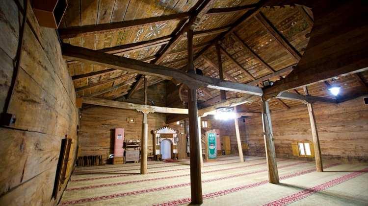<p><strong>Hititler`de de benzer teknik kullanılmış</strong></p>

<p>Çarşamba Göğceli Camisi`nin halk arasında "çivisiz cami" diye adlandırıldığını anlatan İpekdal, şunları söyledi: "Yapılan bilimsel tetkikler neticesinde caminin 1206 yılında inşa edildiği ispatlanmış durumda.</p>
