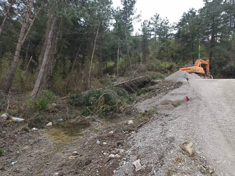 <p>Yaşanan heyelan sonucu ekipler, yolu ulaşıma açabilmek için çalışmalarını aralıksız sürdürüyor. Ayrıca tekrar yaşanabilecek heyelan sonrası oluşacak olumsuzlukların önüne geçilebilmesi için bölgede iş makineleri ise hazır bekletiliyor.</p>
