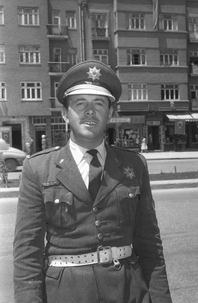 <p> 1960 yılı öncesinde görev yapan bir trafik polisi. </p>
