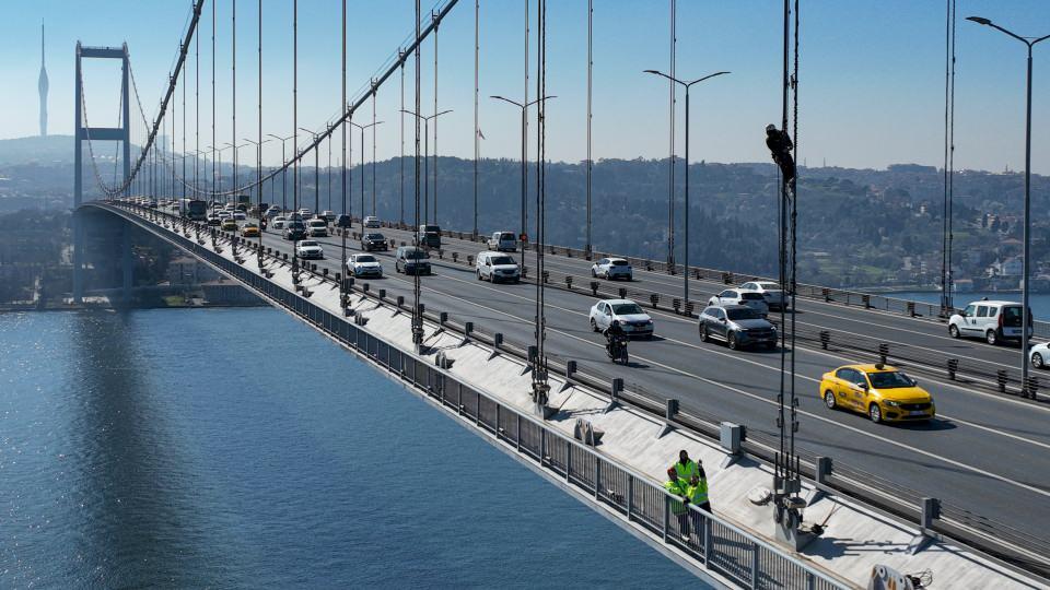 <p>15 Temmuz Şehitler Köprüsü’nün ışıklandırma sistemlerinde nefes kesen bakım onarım çalışmaları havadan görüntülendi.</p>
