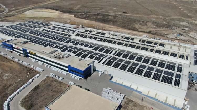 <p>Fabrikada faaliyete geçirilen SCADA sistemiyle de üretim tesisinden, akım, gerilim, güç, sıcaklık, enerji vb. analitik verilerin toplanması, yönetilmesi, raporlanması, sanallaştırılması, kontrol edilmesi ile cihazların arızalarının tespiti, çalışma ve verimlilik seviyelerinin anlık olarak uzaktan takip edilebilmesi mümkün hale getirildi. Enerji kalite analizörlerinden ve enerjiyi kontrol eden diğer ekipmanlardan enerji kalitesi verileri alınarak bir veri tabanı içerisinde saklanması sağlandı. </p>