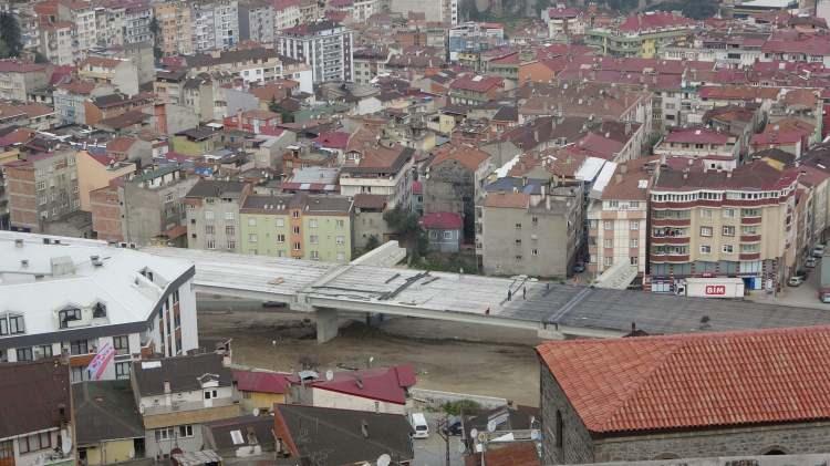 <p>2x3 şeritli bölünmüş olarak yapımı devam projede, bugüne kadar Yıldızlı Yonca Kavşağı ile Çatak 2 Köprülü Kavşağı arasında kalan ilk 14,5 kilometre uzunluğundaki kesim tamamlanarak trafiğe açılırken böylece 2 bin 440 metre uzunluğunda Akyazı Tüneli (Çift tüp),441 metre uzunluğundaki Akyazı-Kanuni bağlantı tüneli (Tek tüp), bin 19 metre uzunluğundaki Beşirli Tüneli (Çift tüp) ile 342 metre uzunluğundaki Karşıyaka Viyadüğü ve 13 adet Köprülü Kavşak ile 2 adet hemzemin kavşak trafiğe açılarak proje güzergahının yüzde 52’si tamamlandı.</p>
<p></p>