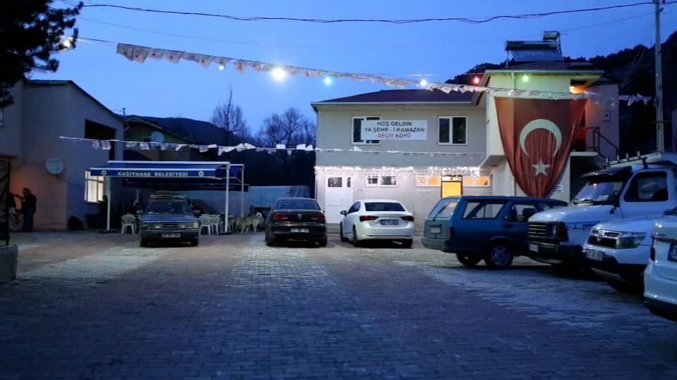 <p>Bu yıl yeniden başladık. İnşallah güzel olacak. Şuanda insanlar az ama zamanla çoğalacak. Hem yoldan akan trafikte azalma var hem de havalar şimdilik serin gidiyor. </p>
