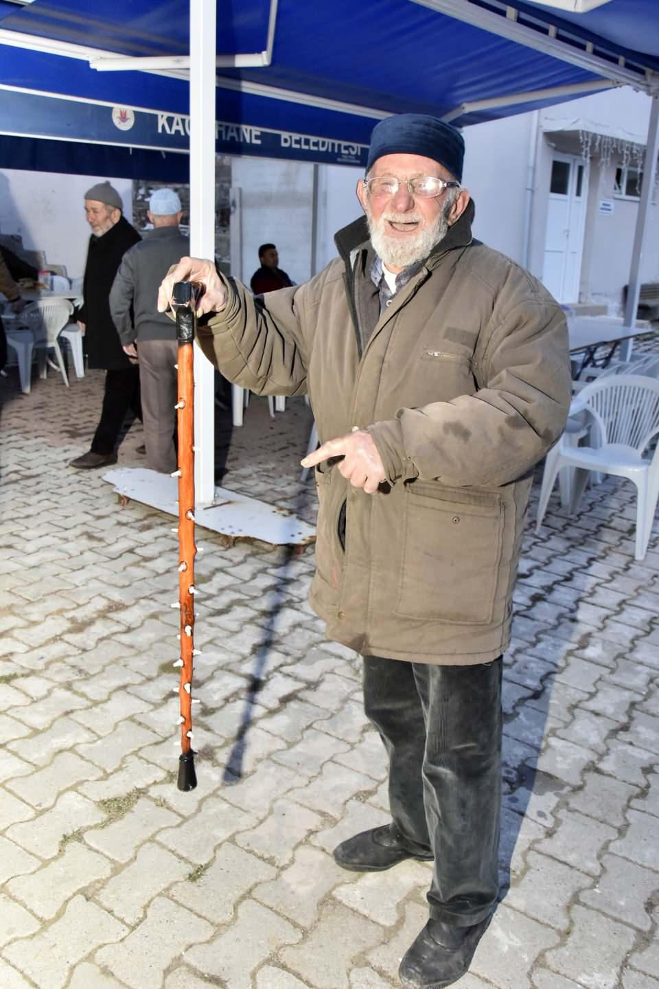 <p>Tarihi İpek Yolu üzerinde Gümüşhane-Bayburt arasındaki Vauk dağının eteklerinde yer alan ve kent merkezinde 30 kilometre uzaklıktaki Geçit köyünde yaklaşık 15 yıl önce başlayan iftar geleneği köylülerin, köy derneğinin ve ülke genelindeki Geçit köylü hayırseverlerin katkılarıyla devam ediyor.</p>
<p></p>