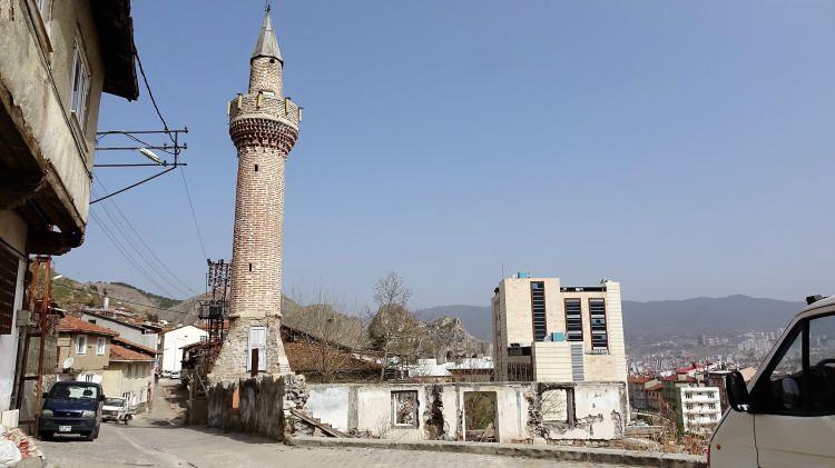 <p>Vakıflar Bölge Müdürlüğü tarafından ise caminin restorasyonu için koruma kurulundan izin alındığı, projesini hazır olduğu kaydedildi. Yatırım programına alınan caminin restorasyonu için ihale çalışmalarının yürütüldüğü öğrenildi.</p>
