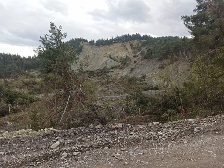 <p>Kastamonu’da Abana-İnebolu karayolunun Bozkurt ilçesine bağlı İnceyazı köyü mevkiinde karların erimesi ve yağmurun da yağması sonucu dağın büyük bir bölümü koparak kaydı.</p>
