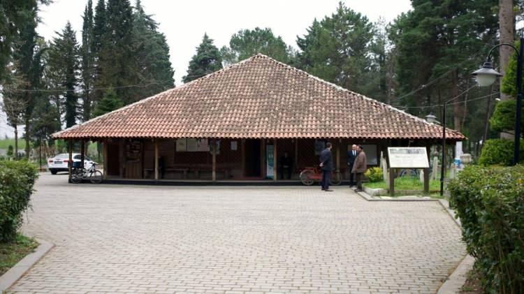 <p>Ahmet Hamdi Tanpınar `Bursa`da Zaman` şiirinde şöyle bir mısra kullanıyor, `Duyduk bir musiki gibi zamandan, çinilere sinmiş Kur`an sesini.` Biz de 800 yıllık mabedin içinde ahşaplara sinmiş Kur`an sesini hissediyoruz. Önemli bir eser. Anadolu`muzun, Samsun`umuzun, Çarşamba`mızın tapusu hükmünde diyebileceğimiz bir mabet."</p>
