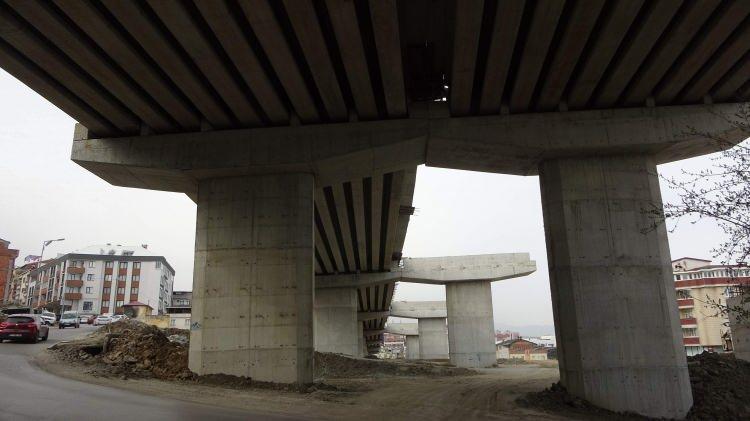 <p>Türkiye’nin en maliyetli yol inşaatı arasında yer alan projede, anayol üzerinde, 22 adet köprülü kavşak ve imar ile bağlantılı yollar üzerinde 6 hemzemin kavşak, toplam uzunluğu 6,4 kilometre olan 8 adet çift tüp ve 441 metre uzunluğunda 1 adet tek tüp olmak üzere 17 adet tünel ve ana yolda toplam uzunluğu 6,24 kilometre olan 31 adet çift köprü ile kavşak kolları imar yolu bağlantılarında toplam uzunluğu 2,69 kilometre olan 24 adet tek köprü bulunuyor.</p>
<p> </p>