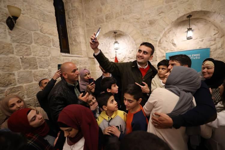 <p>Şef Özdemir, şöyle devam etti:</p>

<p>"Aslında burada şu misyon var: Evet biz paylaşımlar yapıyoruz, ama mutlak tanıtım amaçlı oluyor bu paylaşımlar. Biz yemeklerimizi tanıtmazsak insanlar bizim mutfağımızı bilemez. Biz de bunu tüm dünyaya tanıtmaya çalışıyoruz. Bu paylaşımları da o yüzden yapıyoruz.</p>

<p>CZN Burak 6 bin çalışanı ile gün geçtikçe büyüyen bir potansiyele sahip. Eleştirileri kabul ediyorum, evet. Herkese her zaman eleştiri olur. Sadece biz, tanıtım için elimizden geleni yapmaya çalışıyoruz, bunu söyleyebilirim."</p>

<p><strong>- "İnsanların kalbinde bir yer edinmelisin"</strong></p>

<p>Şef Özdemir, sosyal medyaya yüklediği yemek videolarında geniş gülümsemesi ve kameradan gözlerini ayırmadan yemek hazırlamasıyla dikkati çekiyor.</p>

<p>Kullandığı bu "stiliyle" ilgili aldığı tepkileri aktaran Özdemir, "Aslında yakın arkadaşlarım benimle dalga geçiyordu. 'Sen neden kameraya bakarak yemek yapıyorsun' diye. Ben de şunu söylüyordum: 'İnsanların kalbinde bir yer edinmelisin' ve 'kendi stilin olmalı'. Galiba benim stilim de hem insanlara bakarak hem gülerek yemek yapmak oldu." ifadelerini kullandı.</p>

<p>Yurt dışı programlarının çok yoğun geçtiğini ama işini aşkla yaptığını vurgulayan Özdemir, "2 gün önce Dubai'den İstanbul'a gittim. İstanbul'dan da buraya geldim. Yarın (9 Mart) buradan İstanbul'a gideceğim. Ondan sonra hiç uyumadan bu kez Mısır'a gideceğim. Ama çok güzel bir söz var, diyor ya; 'Aşkınan koşan yorulmaz'. Bu iş bizim aşkımız olmuş artık." diye konuştu.</p>

<p>Özdemir, Filistin programı kapsamında Kudüs'te Eski Şehir ve Mescid-i Aksa'nın ardından Kudüs Yunus Emre Türk Kültür Merkezini de ziyaret etti. Özdemir, kendisini görmek için büyük kalabalıklar halinde Türk Kültür Merkezine gelen yerel halkla fotoğraf çekilerek sohbet etti.</p>

<p>Şef Burak Özdemir, bugün işgal altındaki Batı Şeria'ya geçerek Türk Kızılayın gerçekleştireceği ramazan yardımlarına katılacak ve yaptığı yemekler ihtiyaç sahibi Filistinli ailelere dağıtılacak.</p>
