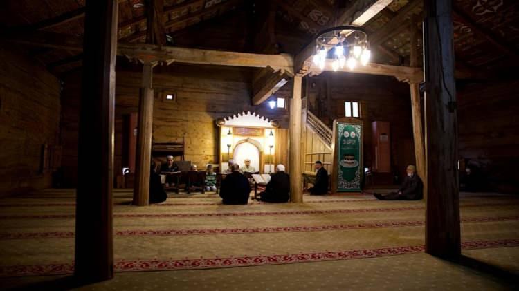 <p>Bu tekniğin en önemli örneklerinden olan cami, yerden yaklaşık 70 santimetre yüksekte olmasıyla rutubetten, zeminindeki deprem takozları sayesinde de depremlerden etkilenmeden günümüze kadar ulaştı.</p>
