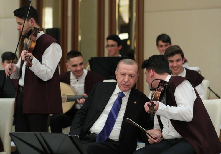 <p>Milli Eğitim Bakanı Mahmut Özer, Cumhurbaşkanı Erdoğan'a, Bursa Tophane Mesleki ve Teknik Anadolu Lisesindeki Mikro Mekanik Atölyesi'nde öğrenciler tarafından üretilen saati takdim etti.</p>
