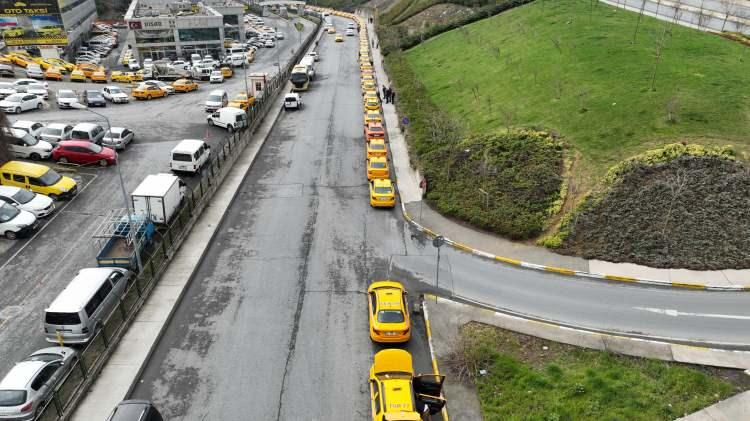 <p>Sabahın erken saatlerinden itibaren bekleyen taksiciler uzun kuyruklar oluşturdu. Öte yandan, taksicilerin oluşturduğu uzun kuyruk havadan görüntülendi.</p>
