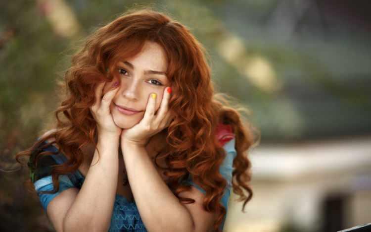 <p><span style="color:#800080"><strong>Ünlü sanatçının Oğuz Müftüoğlu ile evliliğinden dünyaya gelen kızı Çağrı Müftüoğlu da annesinin izinden gidiyor. </strong></span></p>