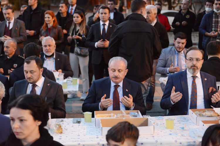 <p>Yaklaşık 5 bin kişinin katıldığı ‘gönül sofraları’ iftar programında bir araya gelen vatandaşlar aynı sofrada dualar ederek birlikte oruç açtı.</p>
