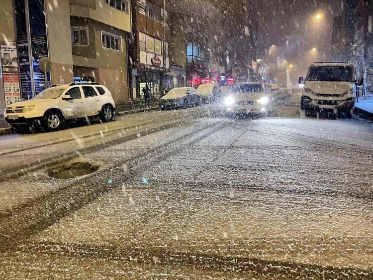 <p>Lapa lapa yağan kar ile birlikte kent merkezi beyaza büründü. Kentte kartpostallık manzaralar da oluştu</p>
