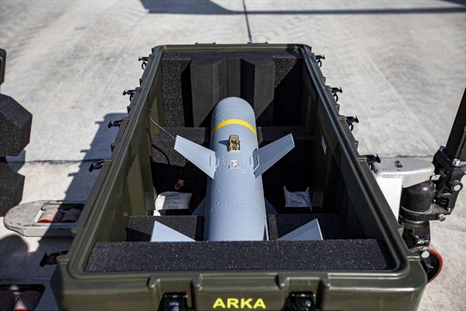 <p>Erzurum'dan havalanarak hem Doğu Anadolu hem de Güneydoğu Anadolu bölgelerini gözetim altında tutan İHA ve SİHA'lar, bugüne kadar çok sayıda teröristin etkisiz hale getirilmesinde etkin rol oynadı.</p>
<p> </p>