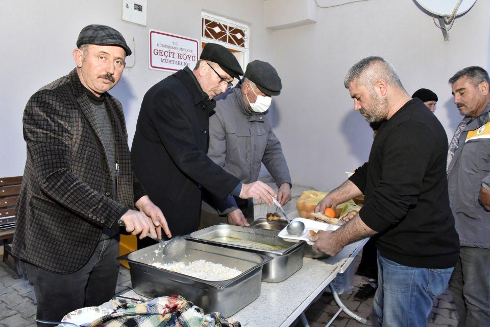 <p>Covid-19 salgını tedbirleri nedeniyle 2 yıldır yapılamayan etkinlik bu yıl yeniden başlarken bölünmüş yolun bitişiğinde yer alan köyde cami avlusunda kurulan iftar sofrasında Gümüşhane’deki bir yemek fabrikasından getirilen 3 çeşit yemek iftar saatinde hazır ediliyor.</p>

<p> </p>
