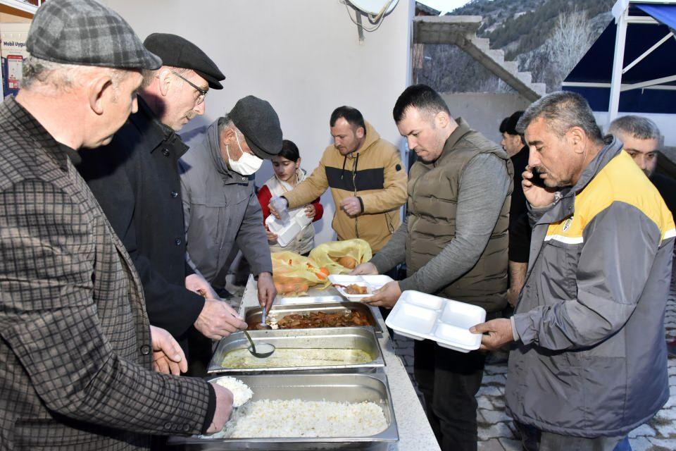 <p>Gümüşhane-Bayburt karayolu üzerinde her Ramazan ayında binlerce kişinin ücretsiz iftar yaptığı Geçit köyündeki iftar sofrası 2 yıllık pandemi sürecinin ardından yeniden kurularak misafirlerini ağırlamaya başladı.</p>
