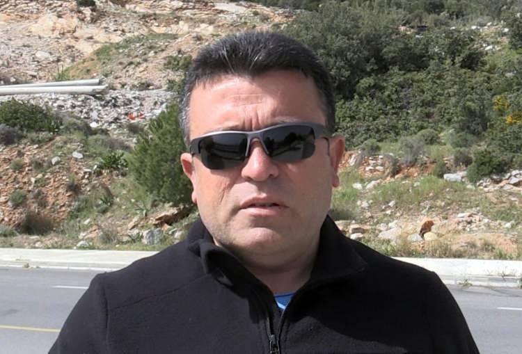 <p>Cemil Çoban, AA muhabirine, teknolojiyi çok sevdiğini, işini kolaylaştırdığı için de yakından takip ettiğini söyledi. Yaptığı işin zor bir meslek olduğunu ve işini kolaylaştırmak için teknolojik imkanlardan faydalanmaya devam ettiğini dile getiren Çoban, "Teknolojiye dürbünle başladım ve işimi iyi gördü. Ardından kros motosiklet aldım ulaşamadığım yerlerde yardımcı oldu. Daha sonra da dron aldım, sürümü yönlendirmede kaybolan hayvanlarımı bulmamda çok faydası oldu." dedi.</p>
