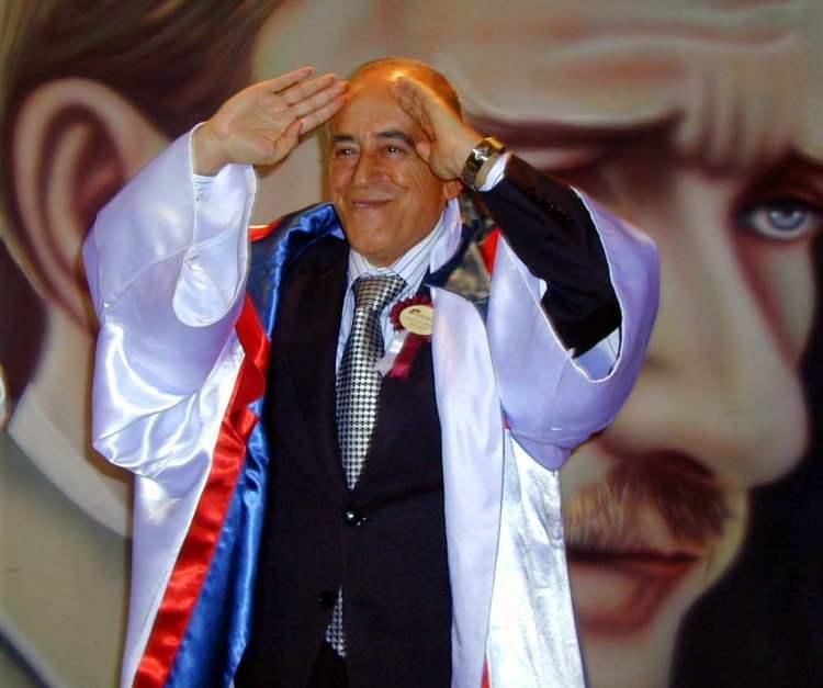 <p><strong>Hayatı boyunca birçok ödül aldı</strong></p>

<p>Sakıp Sabancı'ya 1984'te Eskişehir Anadolu Üniversitesi, 1986'da New Hampshire Üniversitesi (ABD), 1992'de İstanbul Yıldız Teknik Üniversitesi, 1993'de Kayseri Erciyes Üniversitesi, 1997'de İstanbul Mimar Sinan Güzel Sanatlar Üniversitesi, Çanakkale Onsekiz Mart Üniversitesi, KKTC Girne Amerikan Üniversitesi, Edirne Trakya Üniversitesi ve İstanbul Üniversitesi, 1998'de Washington Southeastern Üniversitesi (ABD), 1999'da Çukurova Üniversitesi ve 2002'de Kırıkkale Üniversitesi tarafından "Fahri Doktorluk" unvanı verildi.</p>
