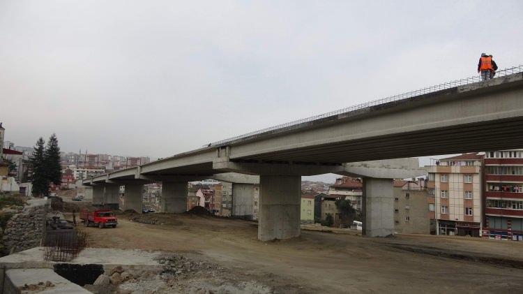 <p>Çalışmalarda Boztepe Tüneli kısmındaki inşaat alanındaki viyadüklerin tabyalarının kurulumu sürerken, Boztepe Mahallesi Cephanelik Sokak’ta istimlak edilen binaların yıkım işleri büyük bir titizlikle sürüyor. Kanuni Bulvarı'nın yapımı nedeniyle toplam 795 binanın büyük bir kısmı yıkıldı.</p>
<p> </p>