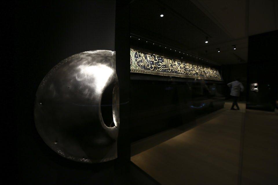 <p><strong>Kur'an-ı Kerimler, Hacer'ül Esved ve Hırka-i Saadet Muhafazaları</strong></p>

<p>İslam Medeniyetleri Müzesi, 1200 yıllık geçmişin izlerini taşıyan ve pek çoğu daha önce teşhir edilmemiş eşsiz eserleri barındırıyor.</p>
