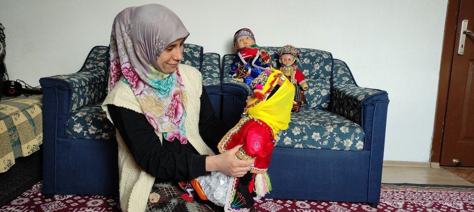 <p> Yöresel kıyafetler dikerek bunları bebeklere giydiriyorlar. Bebeklerimiz çok talep görüyor. Buradan Türkiye'nin farklı illerine ve dünyanın farklı ülkelerine gönderiyoruz" şeklinde konuştu.</p>