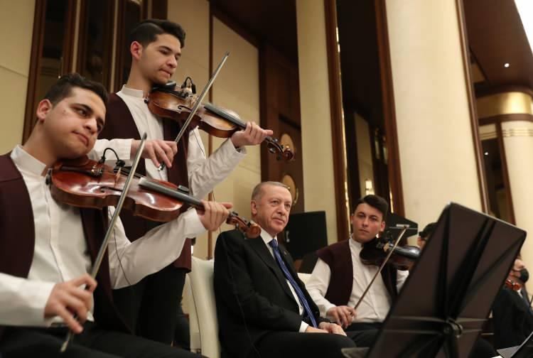 <p>İftar programında, Ulus İlk Meclis Anadolu İmam Hatip Lisesi Musiki Topluluğu müzik dinletisi sundu. Cumhurbaşkanı Erdoğan ve Milli Eğitim Bakanı Mahmut Özer, öğrencilerin yanına oturarak dinletiye bir süre eşlik etti.</p>
