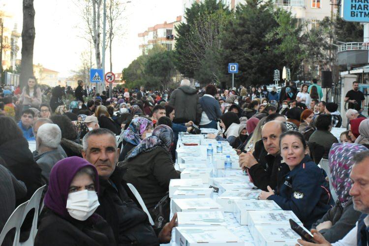 <p>Bugün buraya gelen büyüklerimin ellerinden, küçüklerimin gözlerinden öpüyorum. Yüce mevlam sevdiklerinizle birlikte nice Ramazanlara ulaştırsın diyorum. Hayırlı ramazanlarınız olsun” ifadelerini kullandı.</p>