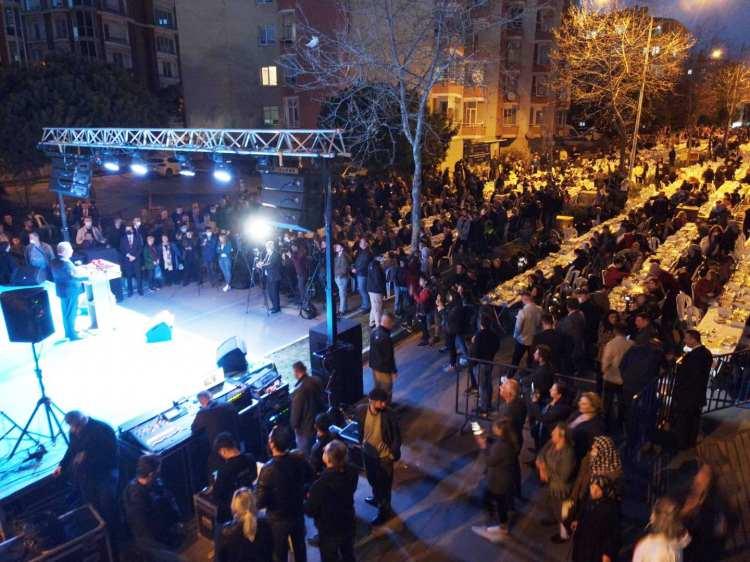 <p>Masalar Süleymanpaşalılar ile dolup taştı. Binlerce Süleymanpaşalı vatandaşın bir arada iftar yaptığı cadde, drone ile havadan görüntülendi.</p>