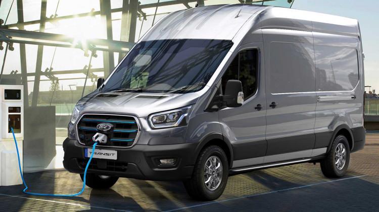 <p><strong>Elektrikli Transit nasıl bir araç:</strong></p>
<p>315 kilometreye kadar menzile sahip Ford E-Transit, güçlü batarya kapasitesi ile ortalama filo kullanıcılarının günlük olarak sürdüklerinden 3 kat daha fazla mesafe kaydedebiliyor.</p>
<p> </p>
<p> </p>
<p> </p>