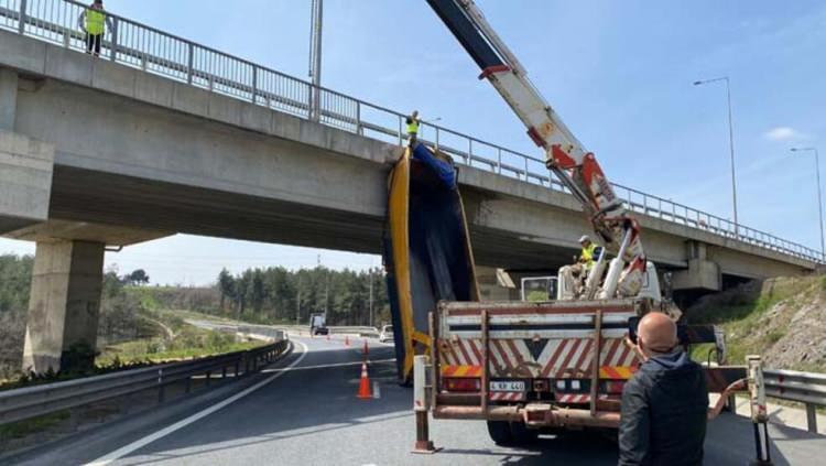 <p>İddiaya göre, Ümraniye istikametine seyir halinde olan 34 ERJ 819 plakalı Ford marka hafriyat kamyonunun bilinmeyen bir nedenle dorsesi açıldı.</p>

<p> </p>
