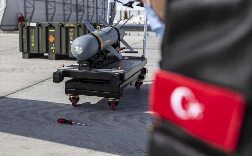 <p>İnsansız hava araçları, terör, narkotik suçlar ve kaçakçılıkla mücadele alanlarında, sınır güvenliğinde, toplumsal olayların ve gösterilerin izlenmesi, takibi ve güvenliğinin sağlanmasında kullanılıyor.</p>
<p> </p>