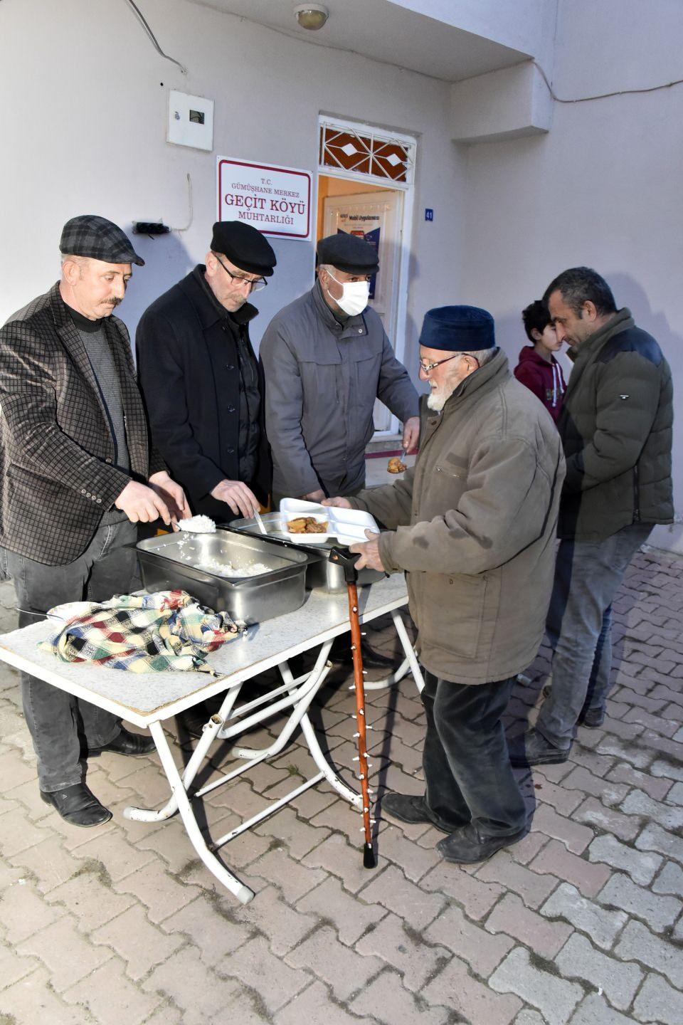 <p>Kadınlar için özel bir alanın bulunduğu iftar programında köy muhtarı, dernek yetkilileri, köy imamı ve köylüler her gün kurdukları masalarda sıraya girerek yemeklerini alan vatandaşlara iftarlarını yaptıktan sonra yine ücretsiz olarak çay ikram ediyor.</p>
<p> </p>
