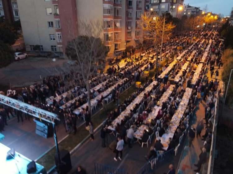 <p>Diyor ki; “Oruç benim içindir. Onun karşılığını ben vereceğim” diyor. Gerçekten de diğer ibadetlerde insanlara gösteriş yapabilmek mümkün. Ama oruçla mümkün değil. Çünkü yalnız kendimizle baş başa, Allah'la baş başa kalıyoruz çoğu zaman. Gün içerisinde oruçlu olup olmadığımızı gerçek manada bir biz biliyoruz, bir de Allah biliyor. Diğerlerinin hepsinin şahitlikleri sadece gördükleri anlattıkları vakitlerle sınırlı. Bu bakımdan gerçek manada kimin oluştu olduğunu bilen Allah, o ibadetin karşılığını vereceğini de ancak kendisi ifade ediyor. Büyük mutasavvıflardan İbn-i Arabi diyor ki; ‘Hesap günü herkesin hesabı görülür. Nereye gideceği, ceza ve mükâfat mı alacağı belli olur. O sırada Allah tabiri caiz ise, “Kimsenin bilmediği kayıtların olduğu bir defter çıkartır” diyor. O defter oruç kayıtlarının olduğu defteridir.</p>
