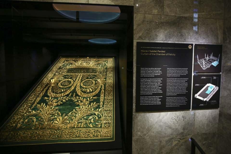 <p>Bu iki eserin yanı sıra müzede Hücre-i Saadet perdesi, Başmak-ı Şerif, Sakal-ı Şerif, Hilye-i Şerif, Kabe örtüleri, Kur'an-ı Kerimler, Hacer'ül Esved ve Hırka-i Saadet mahfazaları, Kabe kilidi ve anahtarı, kaftanlar ve tılsımlı gömlekler, sikkeler ve çini sanatının nadide örnekleri de bulunuyor.</p>

<p> </p>
