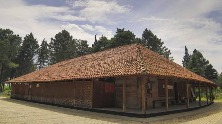 <p>Bir araştırma yaptım Göğceli Camisi ile ilgili, 10 Selçuklu sultanı, 36 Osmanlı padişahı ve 12 Türkiye Cumhuriyeti cumhurbaşkanı görmüş bir caminin içindeyiz şu anda. </p>
