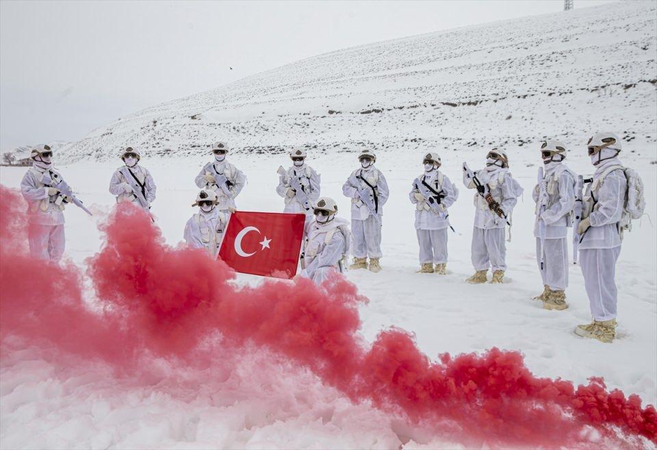<p>Komandolar, teröristlerin bu çağrılarına ateşle karşılık vermesi üzerine örgüt mensuplarının saklandıkları evi ateş altına aldı.<br />
</p>