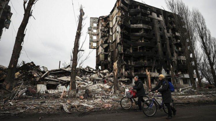 <p>Şehrin merkezinde bulunan ve Rus uçakların saldırısı sonucu harabeye dönen bir konutun önünde dua eden bir papaz dikkat çekti.</p>
