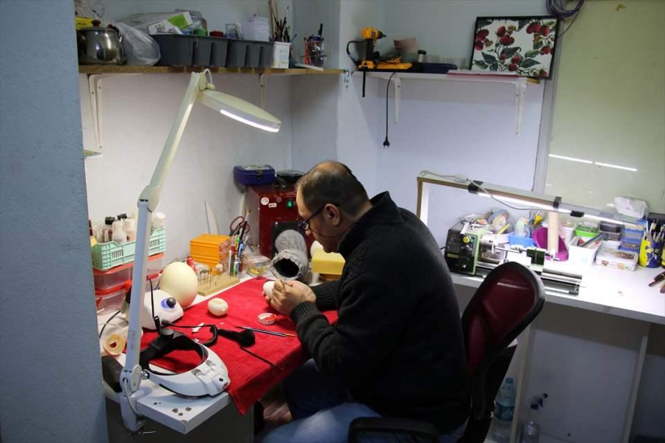 <p>Çünkü çalıştığımız materyal yumurta. En hassas, en kırılgan madde. Günlerce uğraşıp son aşamada kırıldığı oluyor. Çizim yaparken, temizlik yaparken kırılabiliyor. Milimetrik bir materyal. Eğer bıkarsanız, geri çekilirseniz soğumanıza sebep olur. Burada da sabır giriyor." ifadelerini kullandı.</p>

<p> </p>
